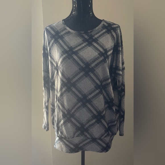 Liquid X Casual Grey & Black  Plaid Thin Knit Top - Picture 1 of 11